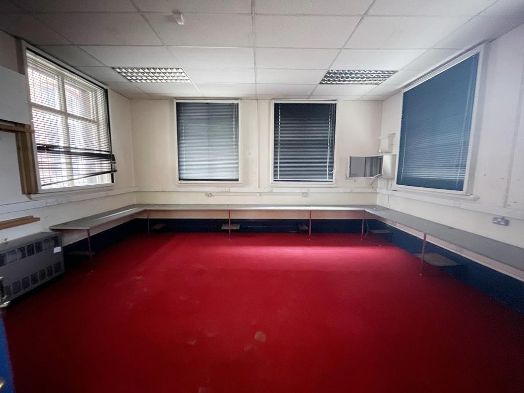 Lot: 41 - SUBSTANTIAL TOWN CENTRE PREMISES WITH POTENTIAL - internal room example 2